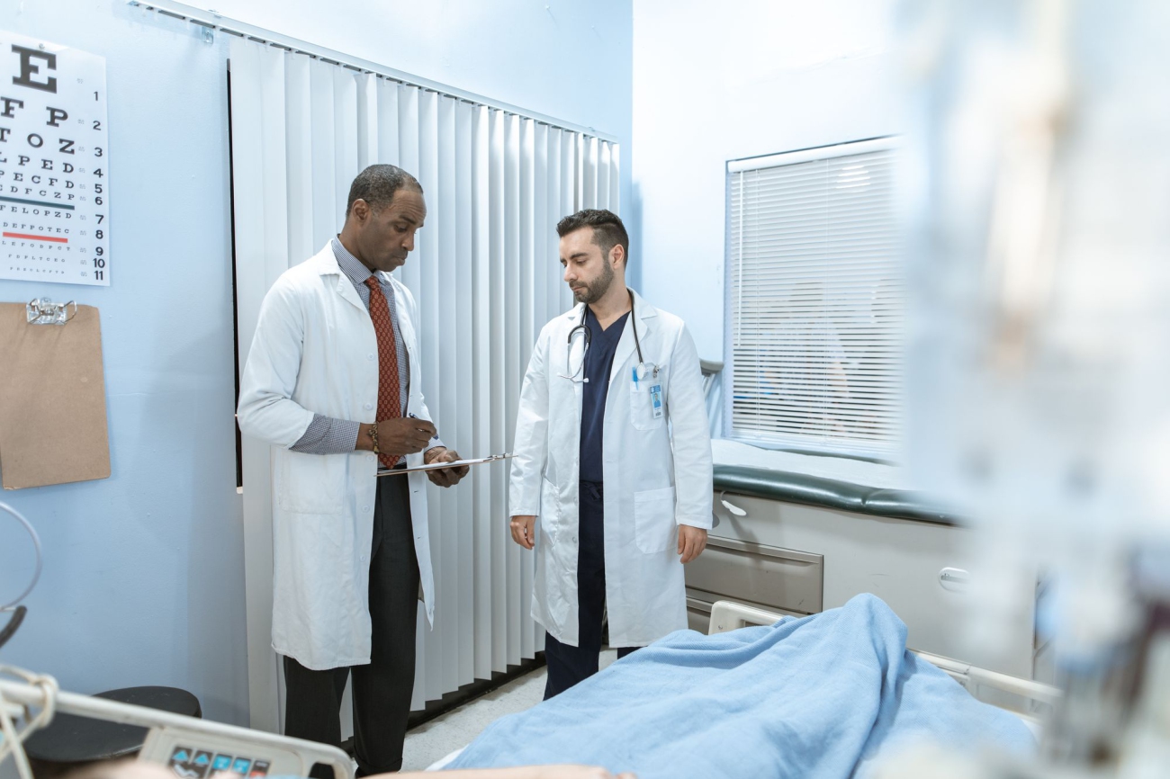 Führung im Klinikalltag: Wer Belastung früh anspricht, verhindert, dass sie chronisch wird.