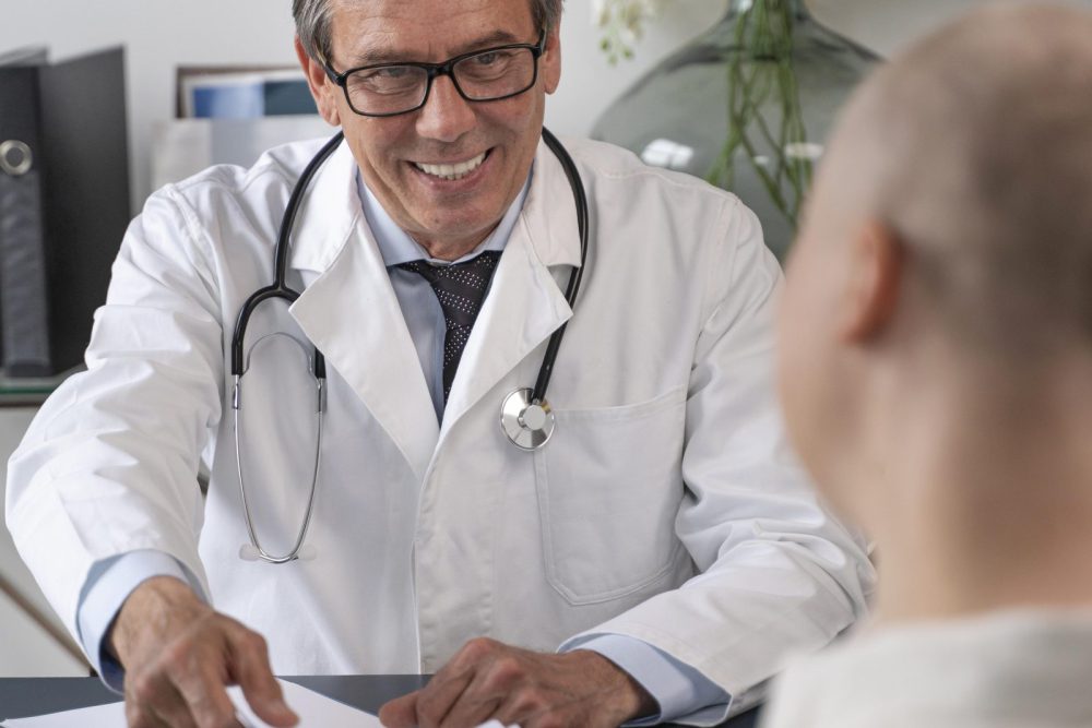 Niedergelassene Hausärztin im Gespräch mit einer Patientin in der Praxis