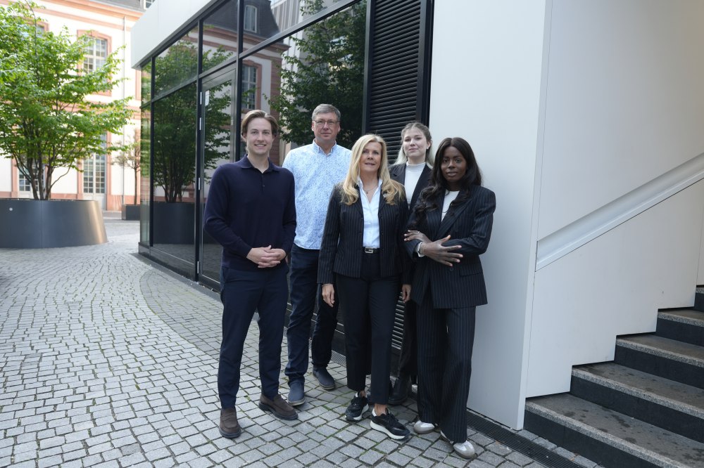 Das Sanovetis-Team vor dem Bürogebäude