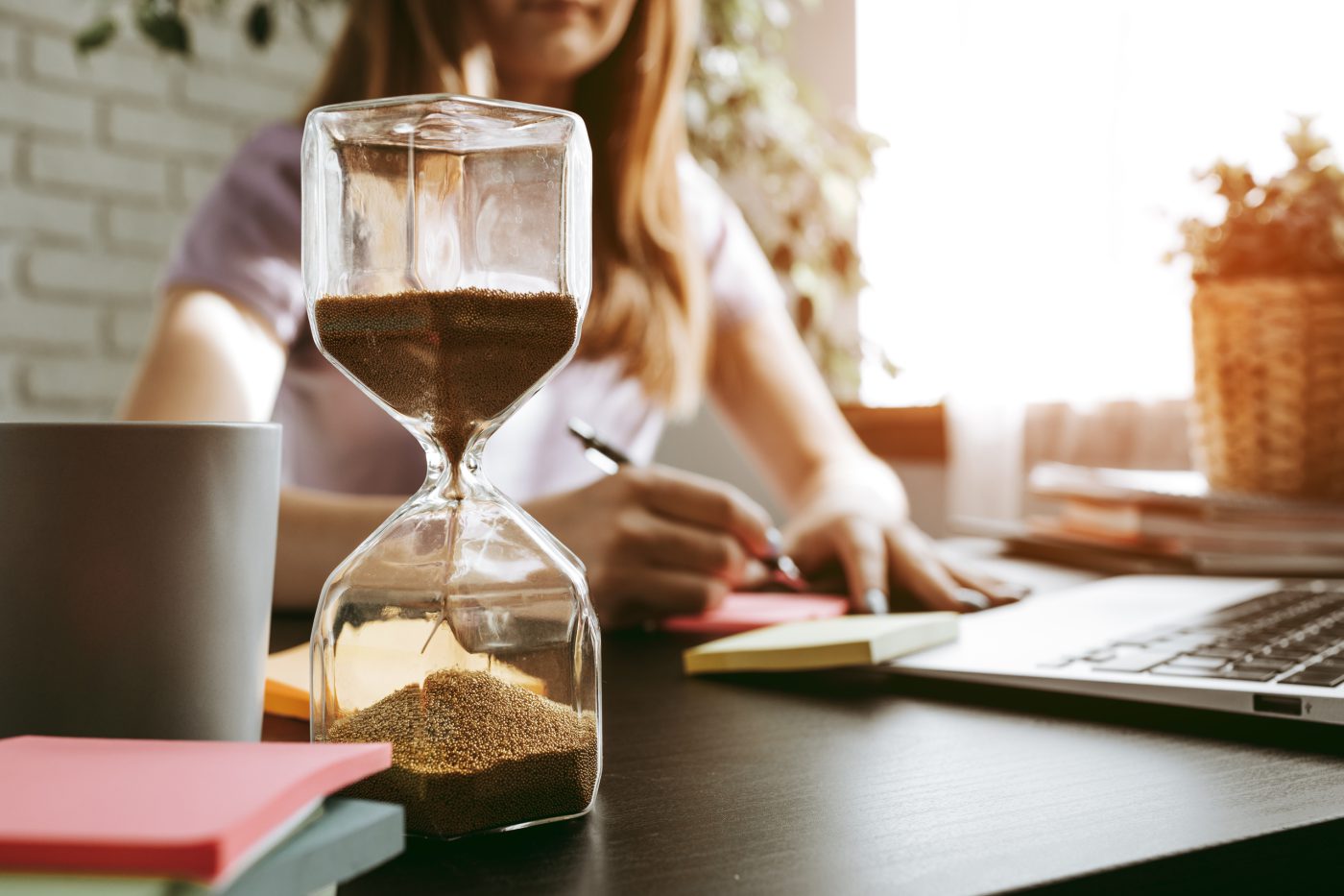 Sanduhr auf einem Schreibtisch: der Zeitfaktor bei der Besetzung einer Arztstelle