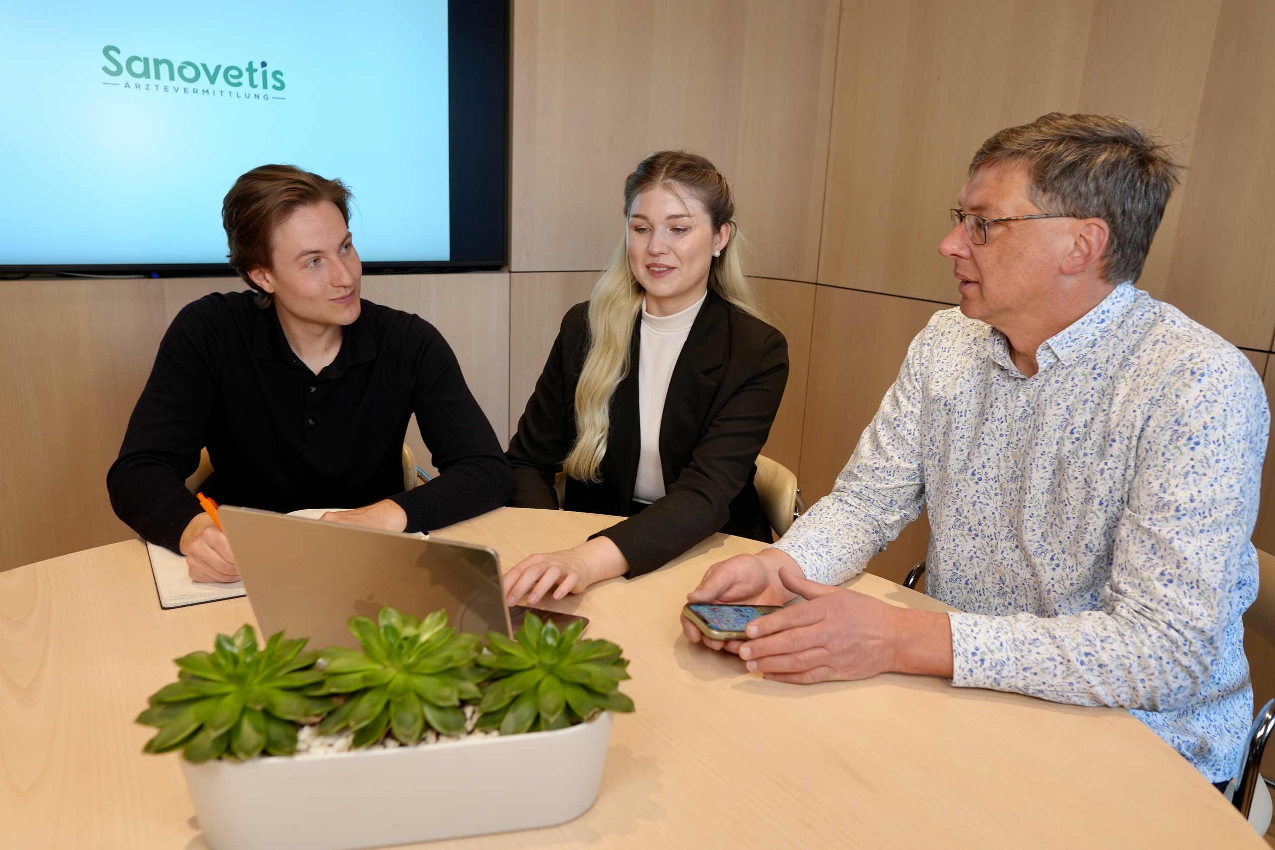 Ärztliches Gespräch am Tisch in einer Besprechungssituation