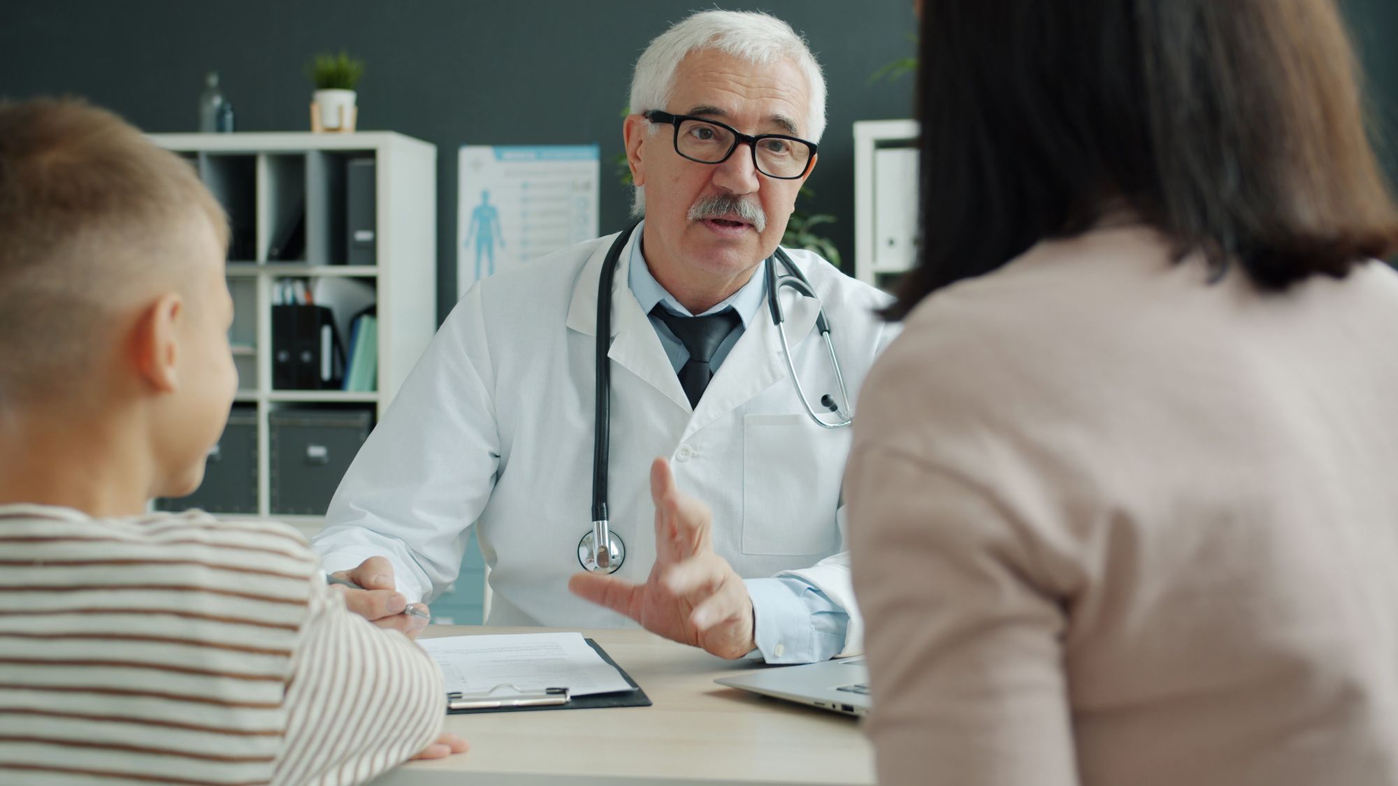 Hausarzt im Gespräch mit Patienten in der Praxis