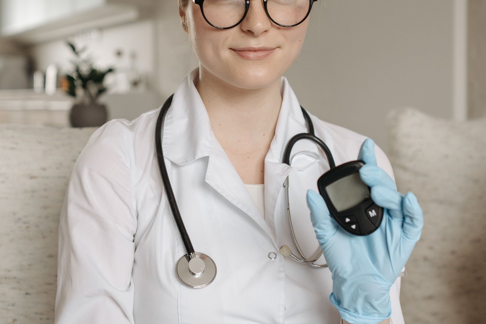Diabetologische Sprechstunde: Ärztin zeigt ein Blutzuckermessgerät