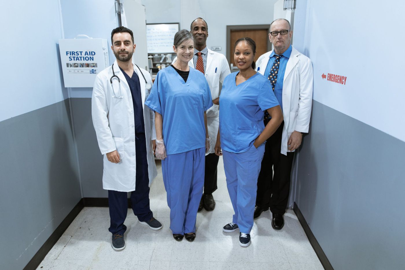 Klinikteam auf einem Krankenhausflur