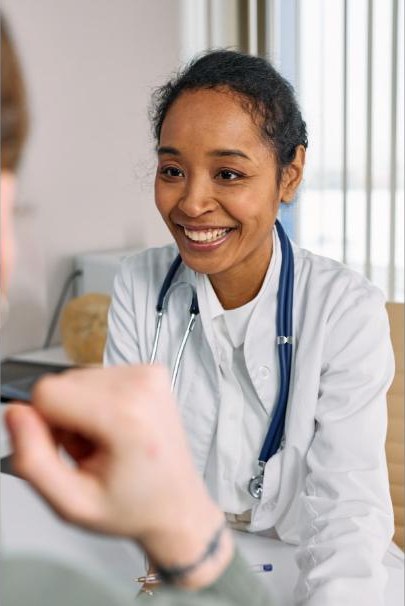 Ärztin im Beratungsgespräch mit einem Patienten