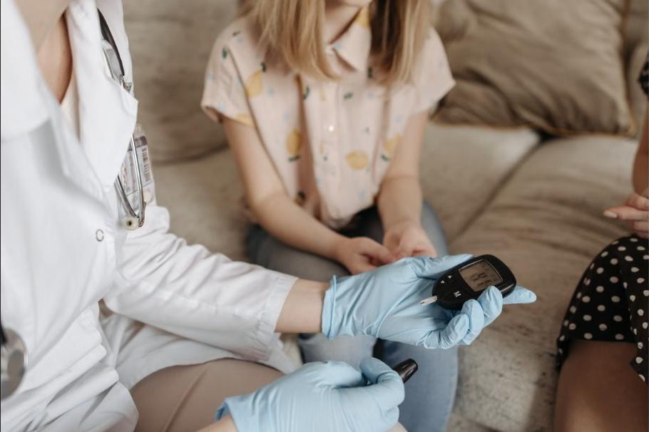 Blutzuckertest am Finger in der diabetologischen Sprechstunde