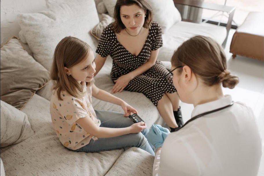 Diabetologin berät Mutter und Kind in der Sprechstunde