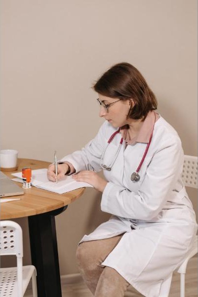 Endokrinologin im Gespräch mit einer Patientin am Schreibtisch