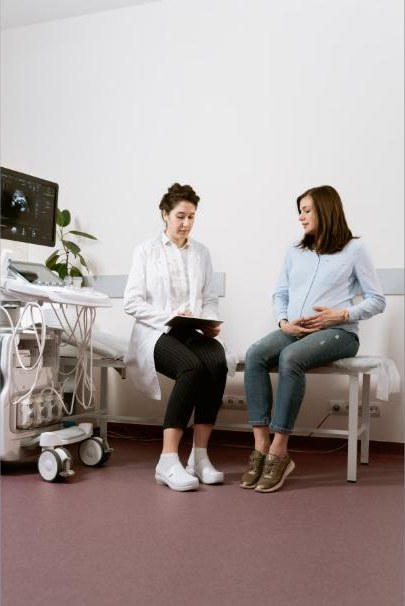 Gynäkologin im Gespräch mit einer Patientin