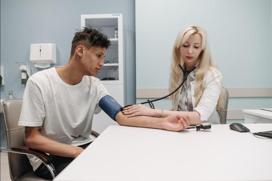 Blutdruckmessung bei einem Patienten in der internistischen Praxis