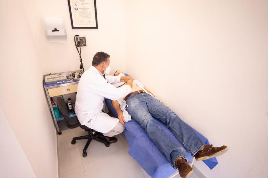 Internist bei der Visite mit Tablet