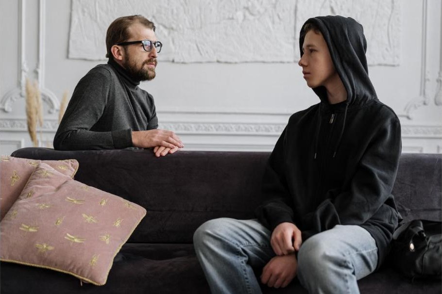 Gespräch mit einem Jugendlichen in der Therapie