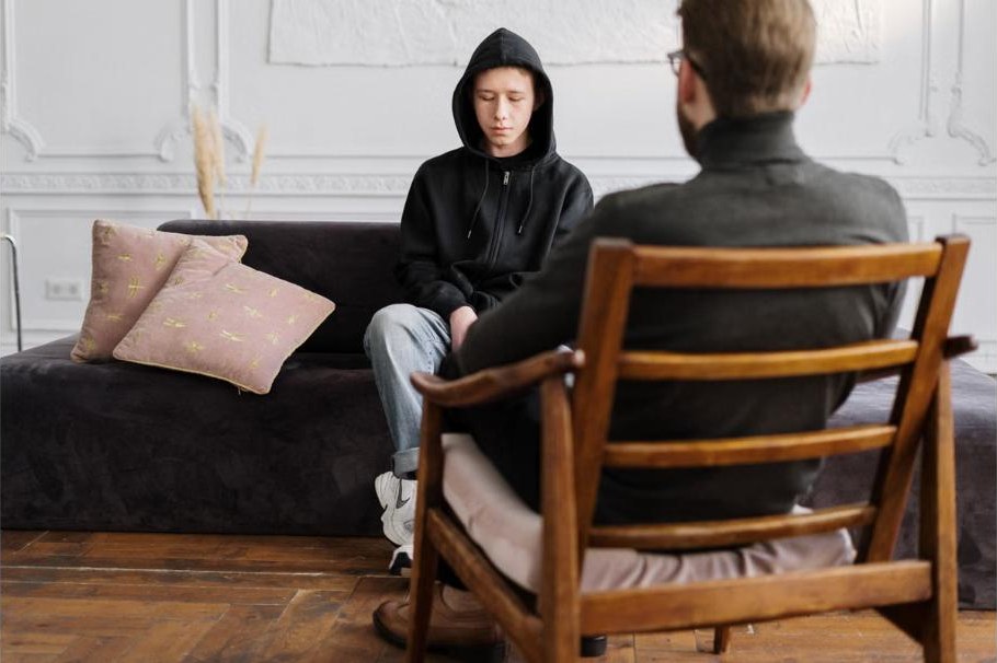 Jugendlicher im therapeutischen Gespräch