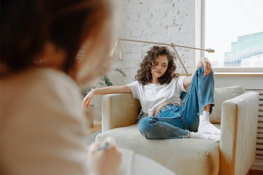 Kinder- und Jugendpsychiaterin im Gespräch mit einer jungen Patientin