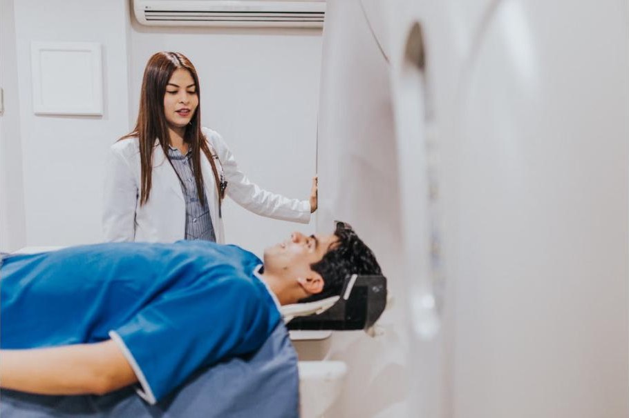 Neurologische Untersuchung einer Patientin auf der Station