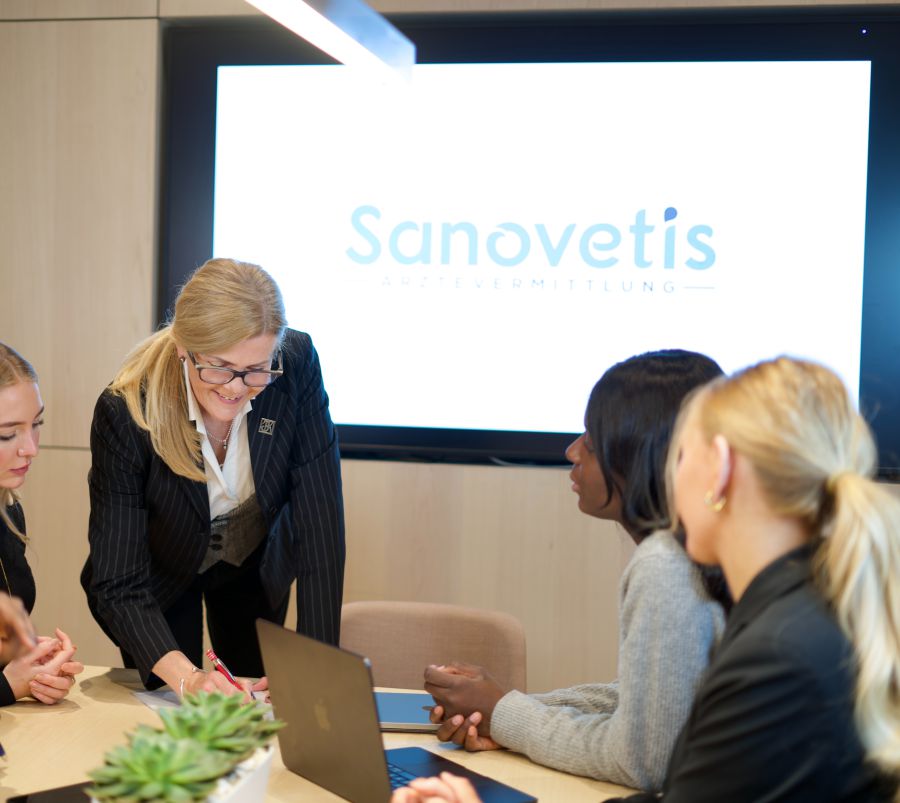 Sanovetis-Team bespricht eine Suche im Besprechungsraum