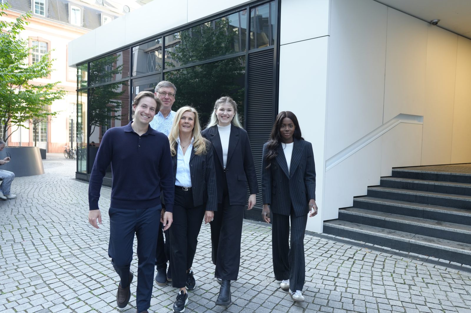 Das Sanovetis-Team gemeinsam vor dem Bürogebäude