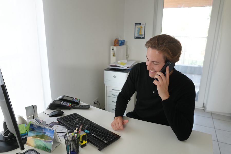 Monroe Kölmel von Sanovetis telefoniert an seinem Arbeitsplatz