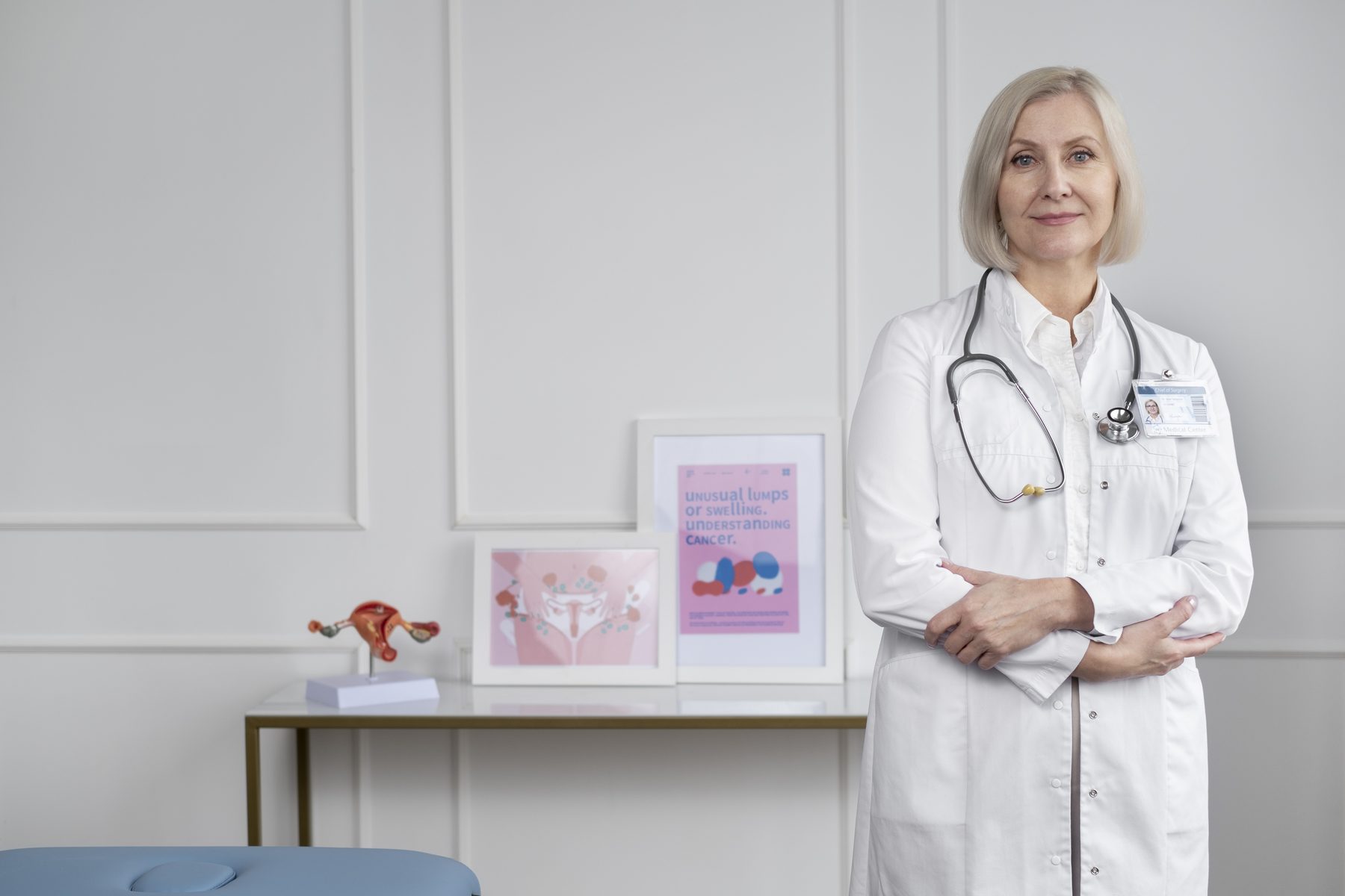 Fachärztin für Frauenheilkunde und Geburtshilfe in ihrem Sprechzimmer