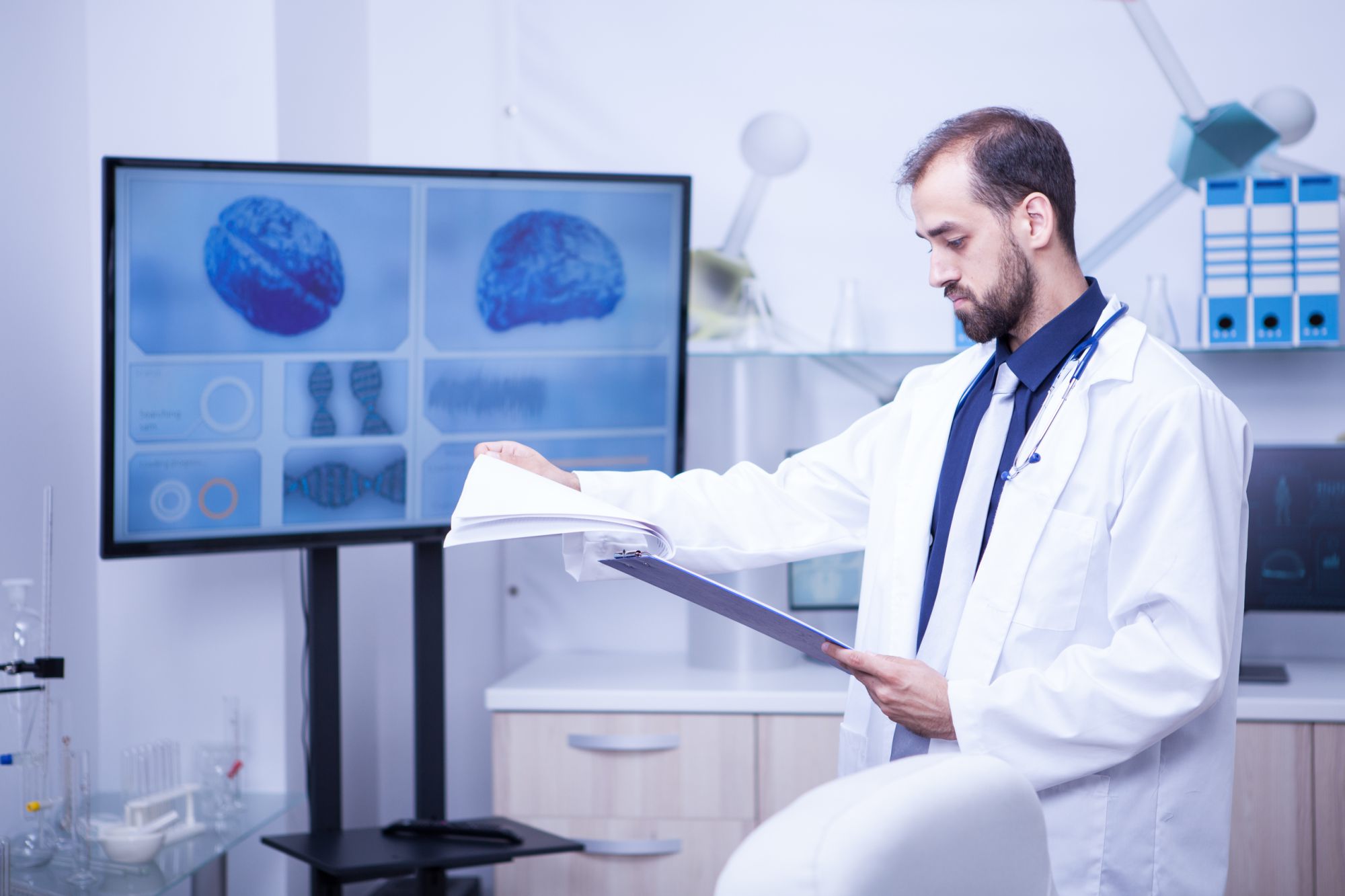 Neurologe bei der Befundung, neurologische Bildgebung auf dem Monitor